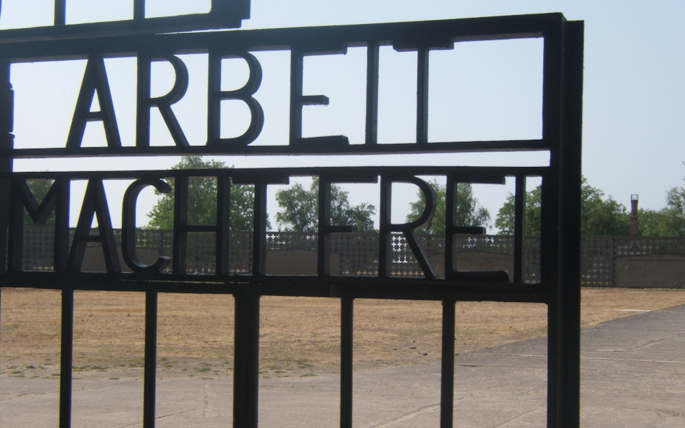Ingang Sachsenhausen met de tekst 'Arbeit macht frei'