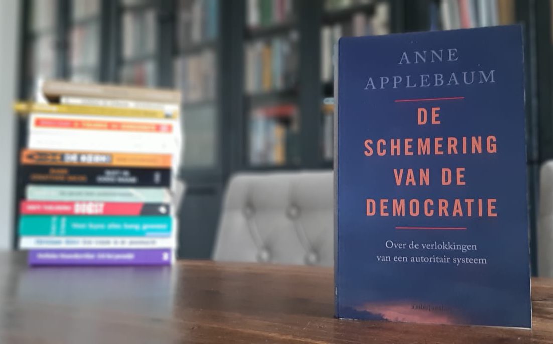 Het boek 'De schemering van de democratie' van Anne Applebaum is een belangrijke bron voor mijn 'Brief aan een complotdenkende vriend'.