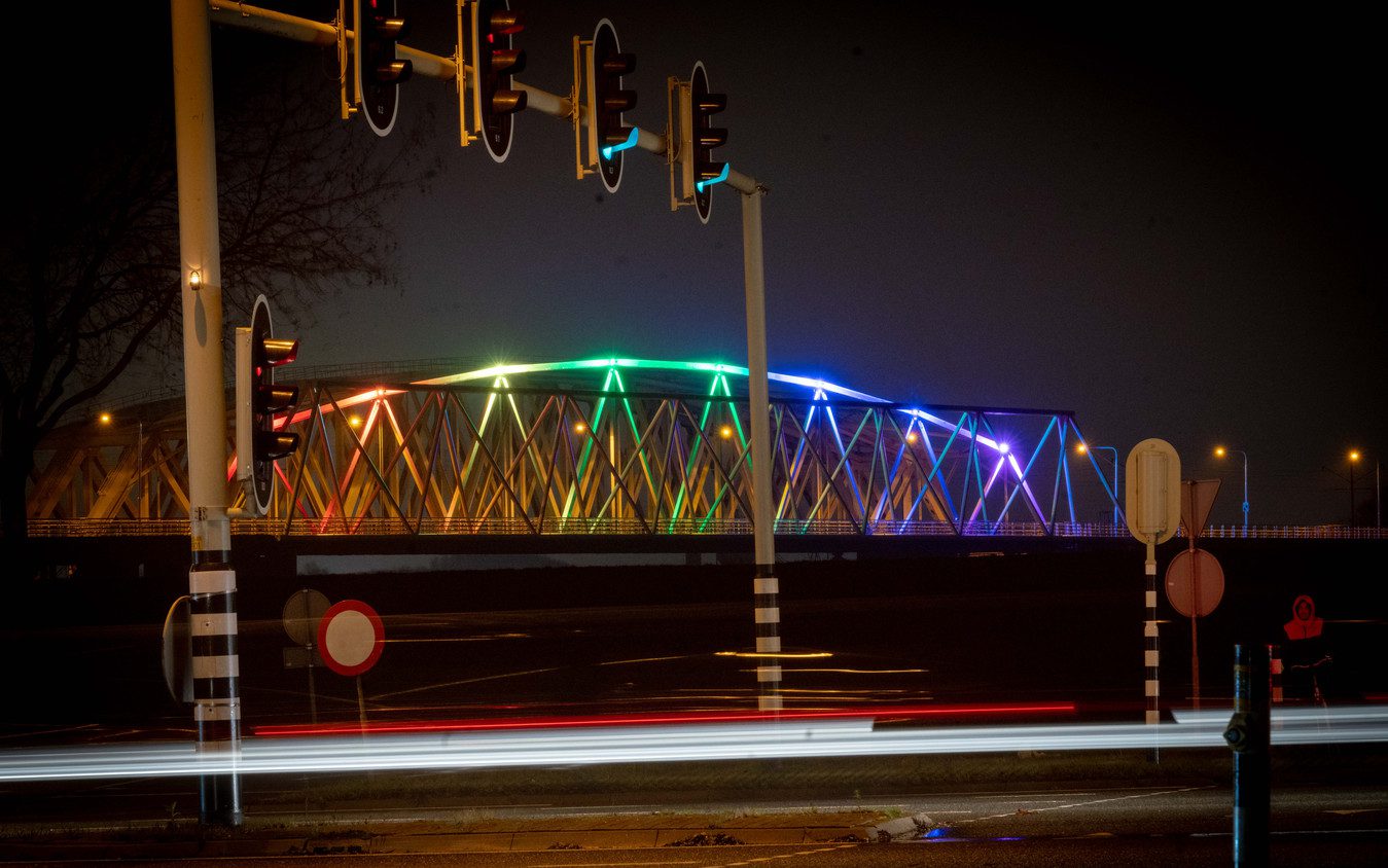 IJsselbrug bij Westervoort in kleuren van de regenboog als protest tegen #Nashville