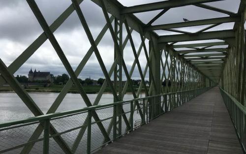 Over de oude spoorbrug naar Sully-sur-Loire