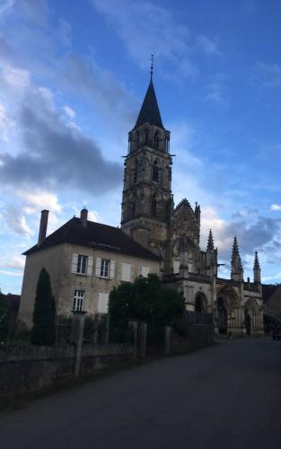 De bescheiden kerk van Saint-Père-sous-Vézelay