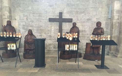 In de kathedraal van Vézelay (vredeskruizen)