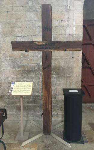 In de kathedraal van Vézelay (vredeskruizen)