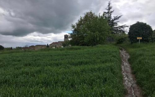 Zo loop je het dorpje Saint-Thomas-la-Garde in (dat is overigens niet de enige, maar wel de leukste weg om het dorp te bereiken of te verlaten)