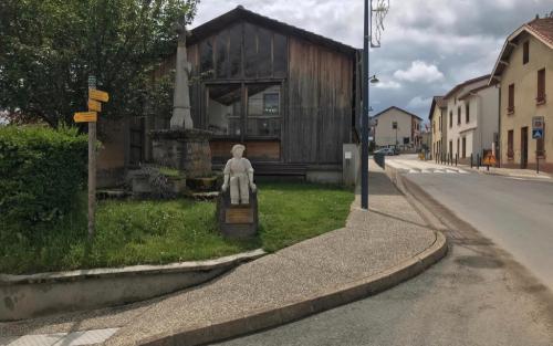 Na die heuvel via Saint-Georges-Haute-Ville alleen nog maar klimmen naar de kilometer hoogte